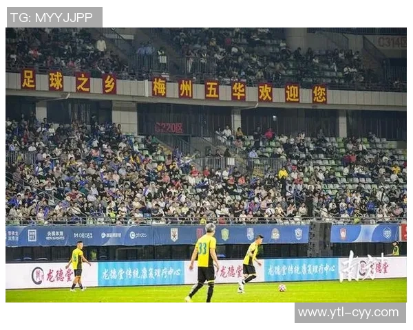 足球明星下大巴精彩瞬间合集让你感受球场外的魅力与风采